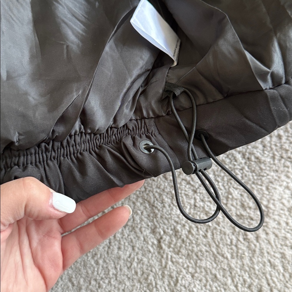 Amazon Essentials Women's Cropped Full-Zip Puffer Jacket - Picture 8 of 10